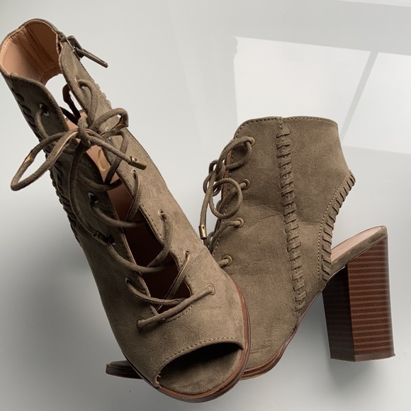 Cute army green lace up heels, open front, zipper on side! Size 7.5 & from DSW - Picture 5 of 5